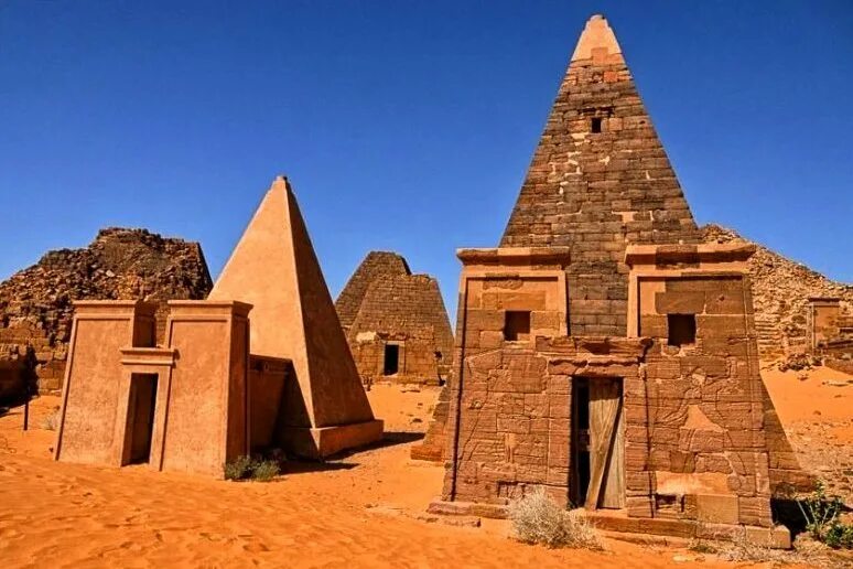 Пирамиды в судане. Племя догонов в мали. Цивилизация в африке. Мероэ судан. Нубийские пирамиды мероэ.