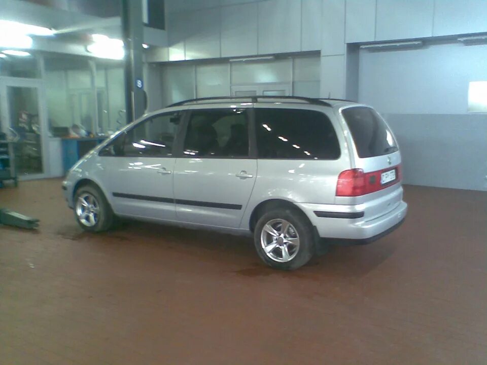 Volkswagen sharan 2001 год. Sharan 2001 r18. VW Sharan r18. Sharan 2001 2.0. Фольксваген Шаран 2001.