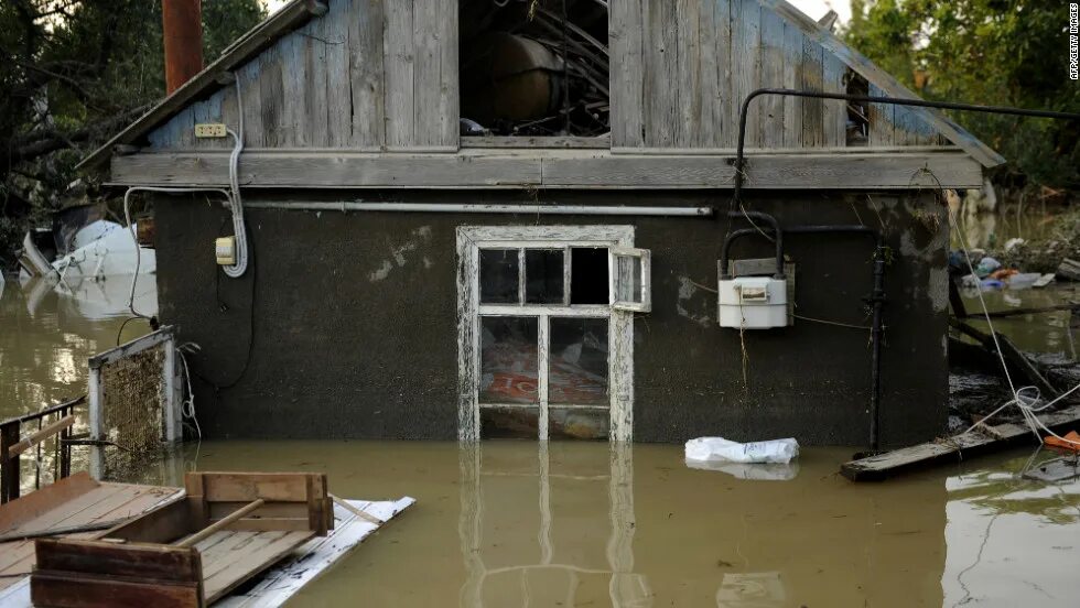 затопило деревянный дом. затоп квартиры. затопление цокольного этажа. затопило квартиру. наводнение в доме.
