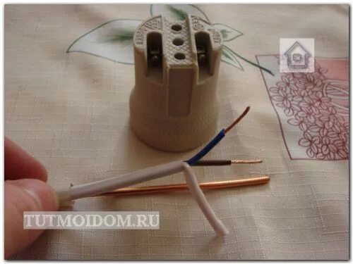 Как вставить провода в патрон. Патрон е27 соединение проводов. патрон е14 соединение проводов. как подсоединить провод к патрону для лампочки е 27. подключить провода к патрону.