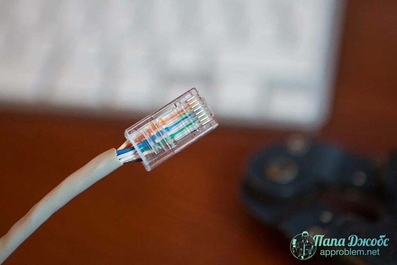 Обжатый сетевой кабель. Обжимка витой пары RJ 45. Обжать коннектор RJ-45. Обжим витой пары rj45 Ростелеком\. Обжимка rj45 2 жилы.