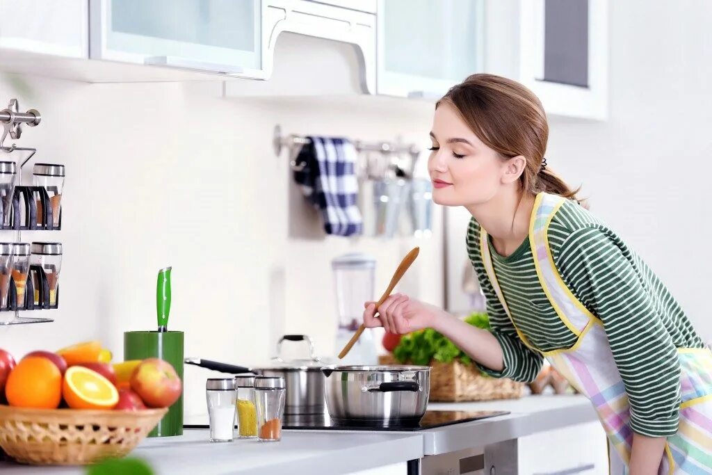 Фотосессия на кухне. Женщина на кухне. Готовка на кухне. Женщина готовит. The dishes now