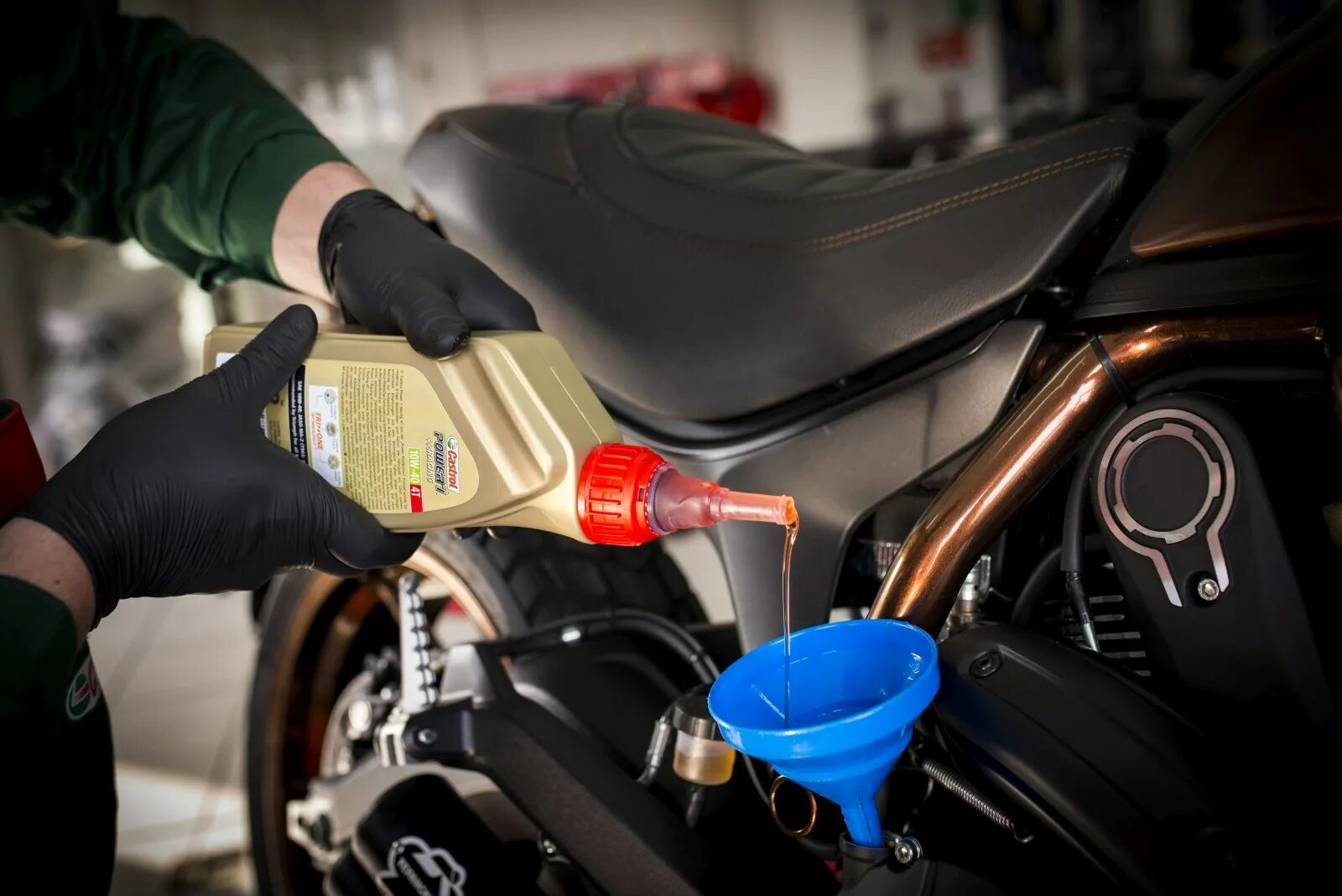 Через сколько менять масло в мотоцикле. Castrol охлаждающая жидкость для мотоциклов. Мотоциклетное масло. Моторное масло для мопеда. Замена масла.