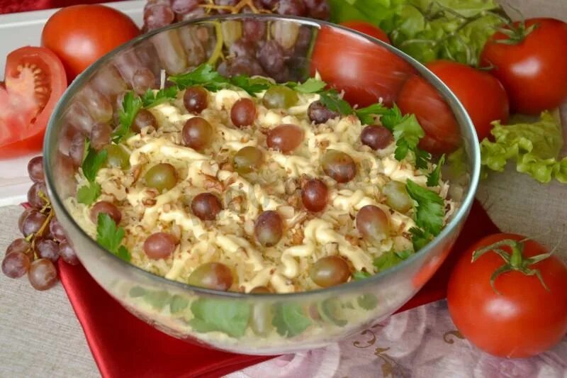 Салат курица помидоры грецкий орех. Салат из баклажана с грецким орехом. салат с баклажанами и грецкими орехами. салат с виноградом и курицей и грецкими орехами. салат баклажан помидоры грецкий орех.