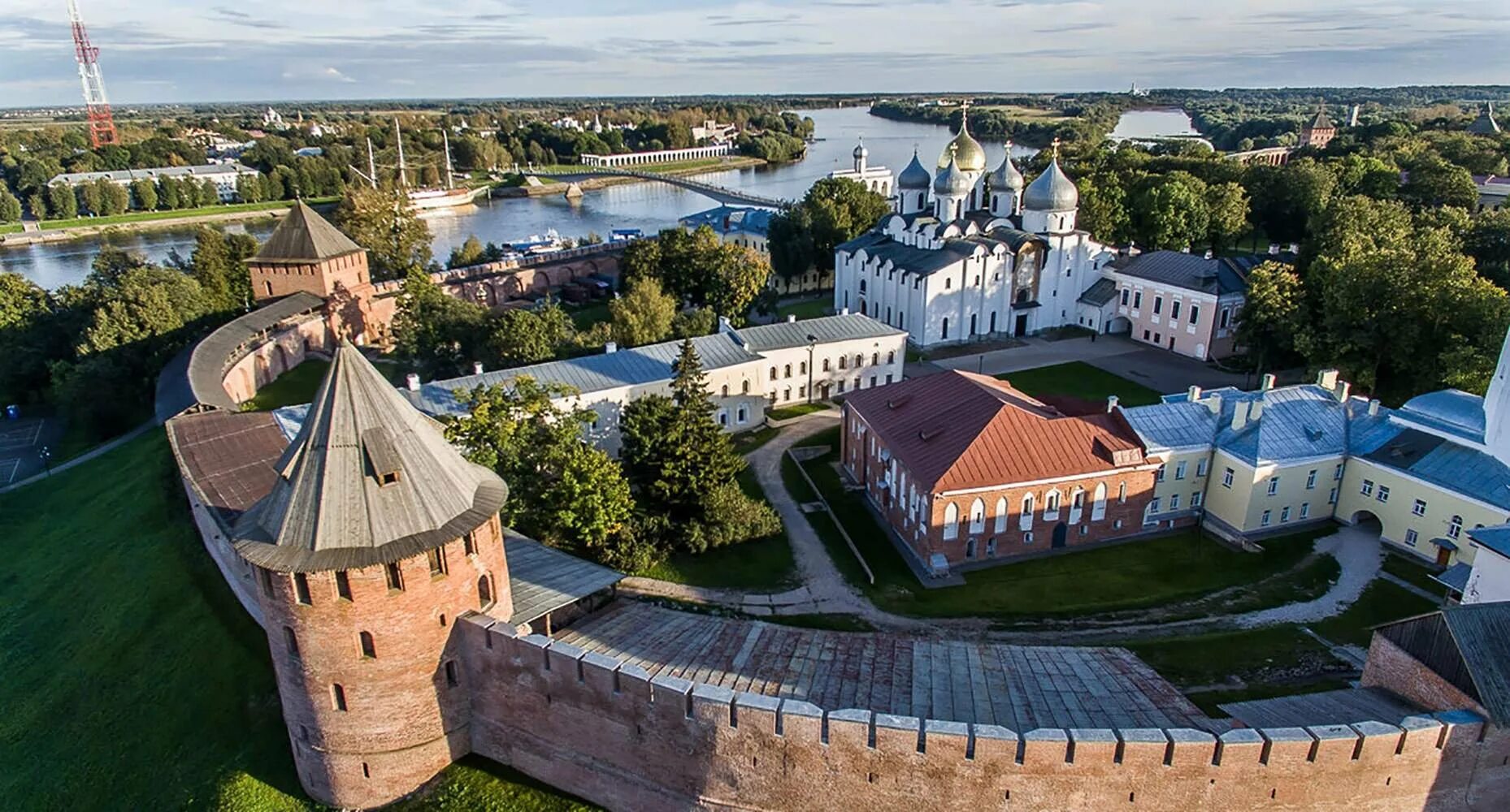 Экскурсия в новгород на 2 дня. Новгородский Кремль (Новгородский Детинец). Крепость Детинец Великий Новгород. Великий Новгород Кремль. Великий Новгород древний Детинец.