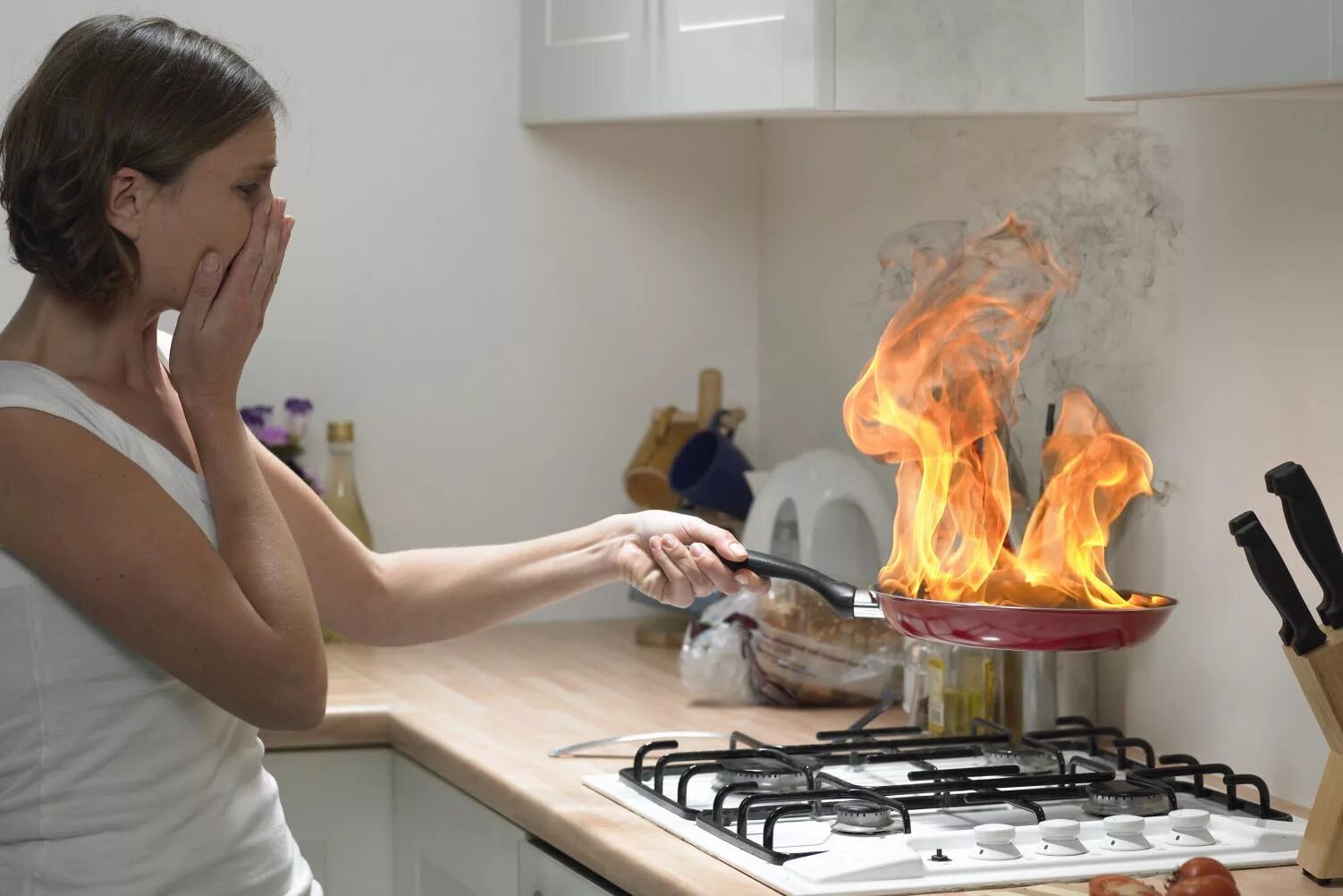 Огонь на кухне. Горящая сковорода на кухне. Кухня горит. Сковородка на огне. Сгоревшая бытовая техника