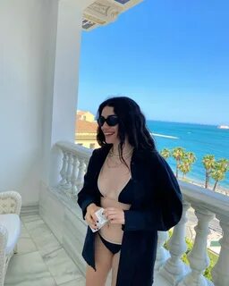 Tatil pozlarıyla dikkat çeken Hazar Ergüçlü, enerjisi ve neşesiyle... 