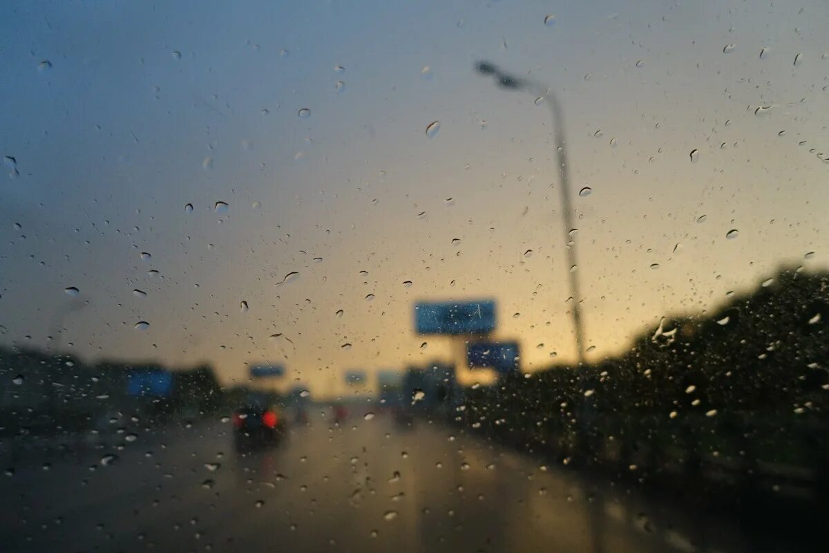 Включи станцию дождь. Дождь атмосфера. Машина дождь. Дождь из авто. Ливень атмосфера.