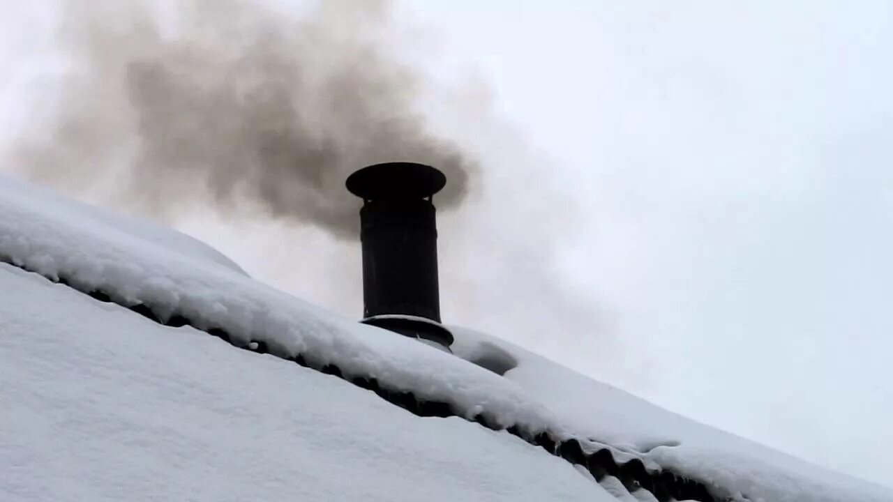 Почему из трубы идет пар. Дым из трубы. печная труба с дымом. печная труба зима. дом с трубой.
