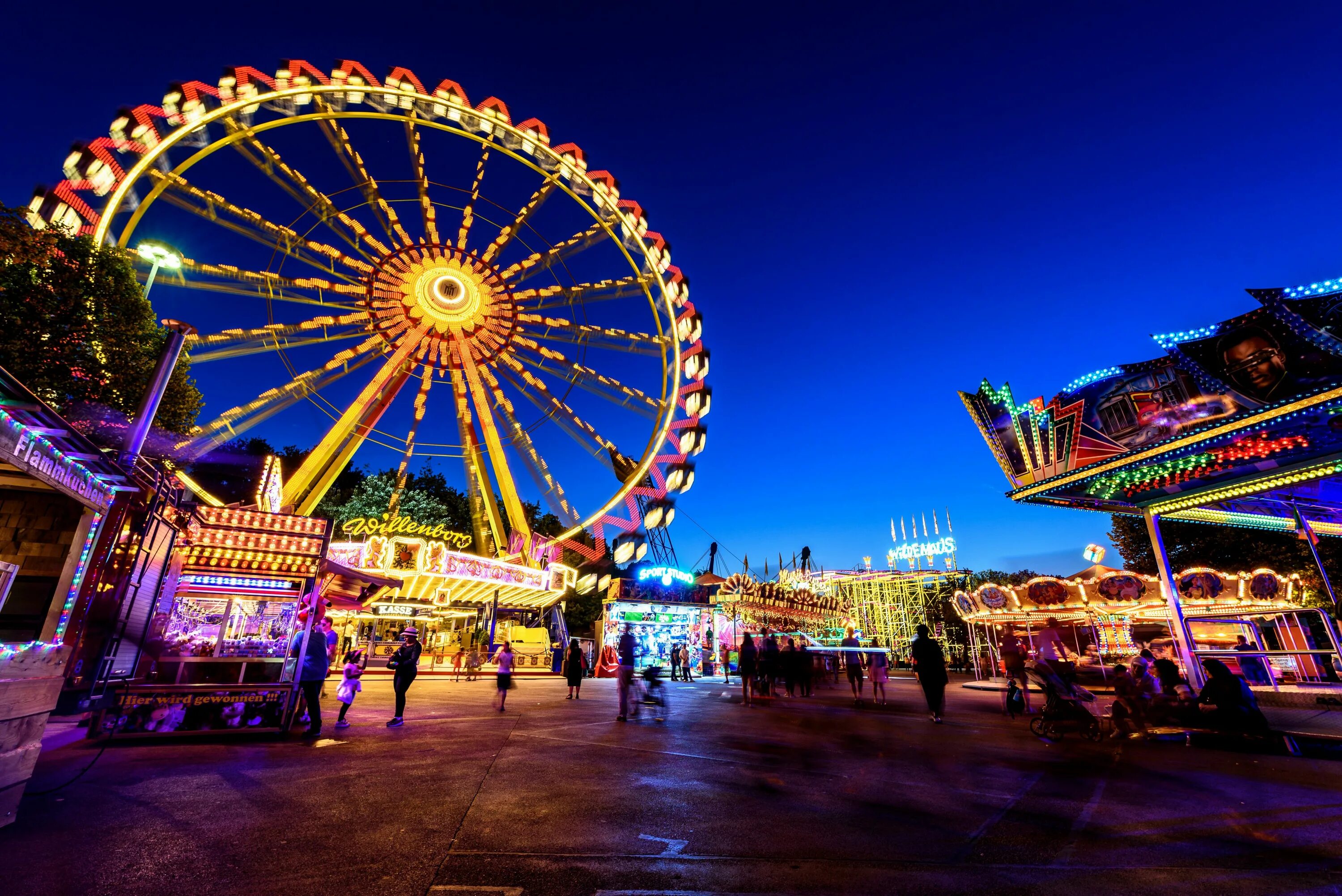 Def park. Ярмарочное колесо. amusement park attractions. theme park. disneyland tokyo big wheel.