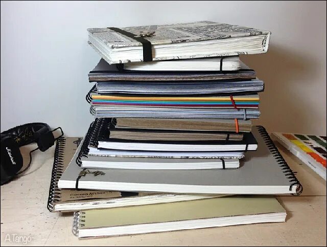 Большая стопка тетрадей на проверки. Стопка школьных тетрадей. Стопка школьных тетрадей. Учительский стол с тетрадями. Стол «книга».