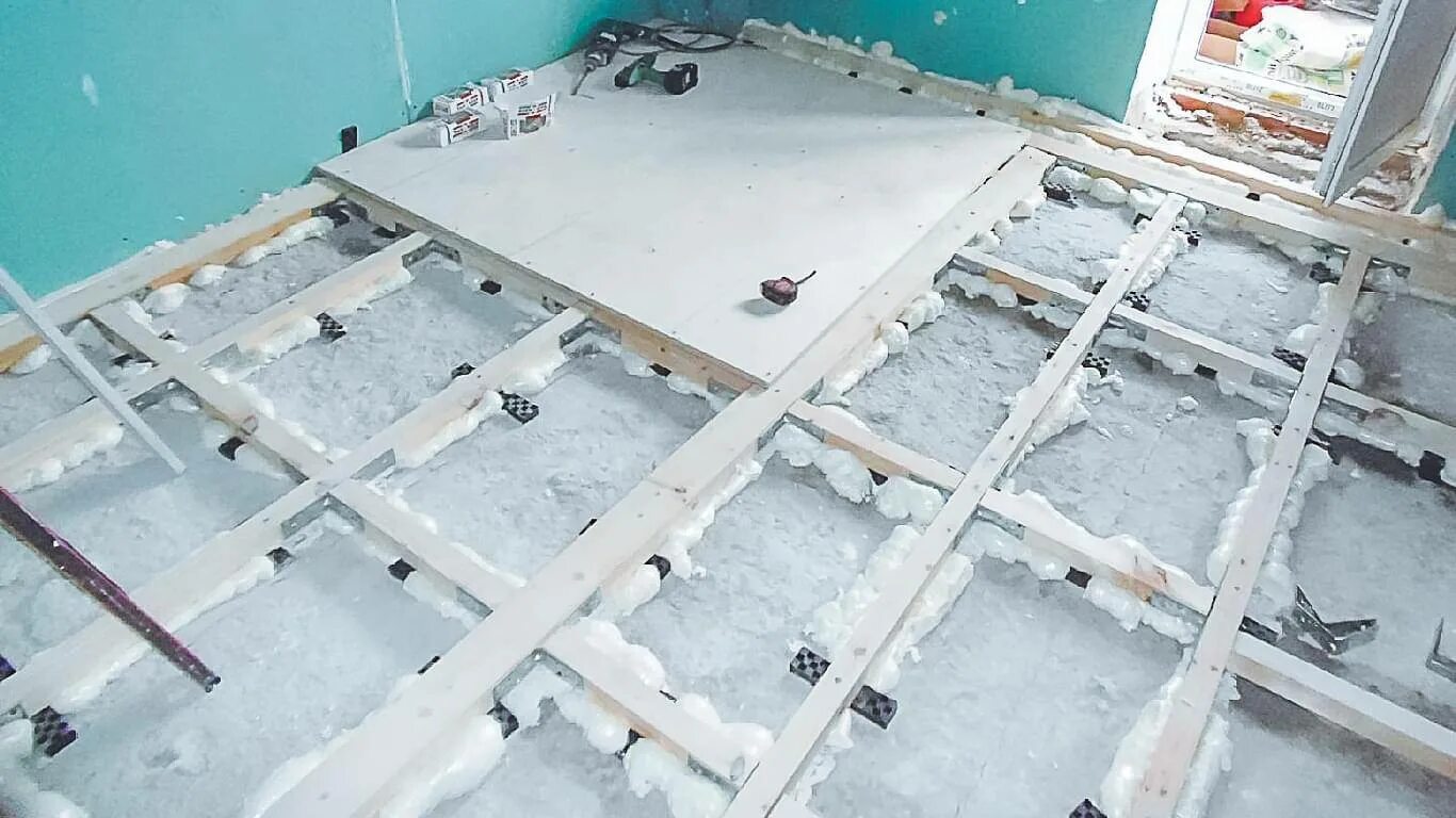 Монтаж деревянного пола в квартире. Выравнивающий каркас пола. Укладка пола в квартире. Фальшпол подиум. Укладка пола в квартире.