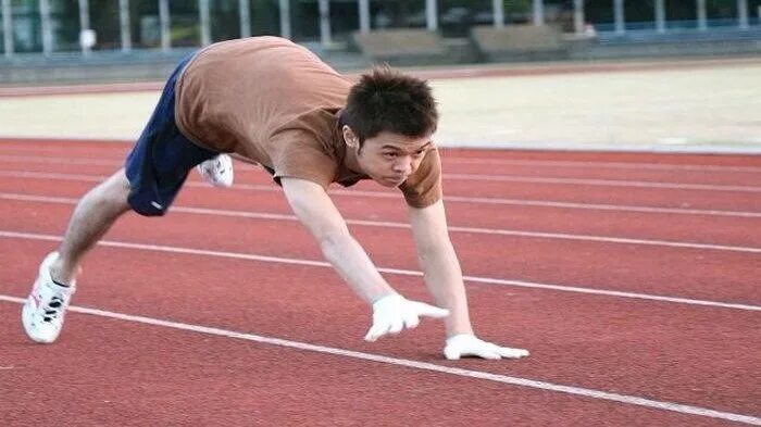 Человек на 4 конечностях. Человек на 4 конечностях. Мальчик африканец. Человек на четырех конечностях. Кеничи ито рекорд.