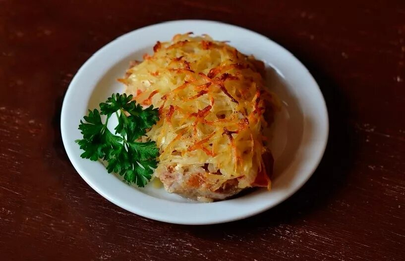 Мясо в картофельной шубке. Отбивная под шубой в духовке. Отбивные в картофельной шубке. Свинина под картофельной шубой. Рыба под картофельной шубой.