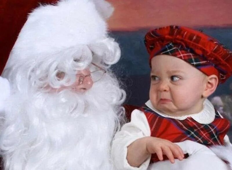 Дети деда мороза. Недовольный дед Мороз. Дед Мороз и недовольный ребенок. Фото дед Мороз прикол. Девочка недовольна дедом Морозом.