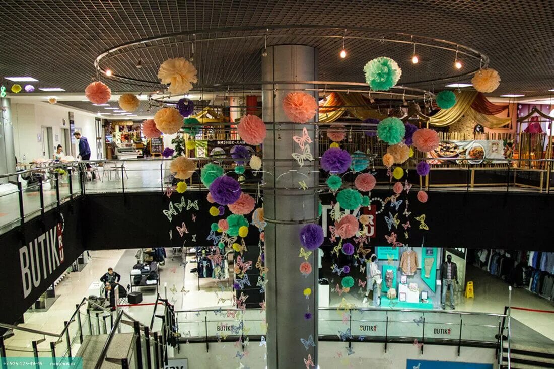 Слепая курица оптика атриум. Украшения тц атриум. Новогоднее оформление тц. Новогоднее украшение торгового центра. Тц атриум ювелирный магазины.
