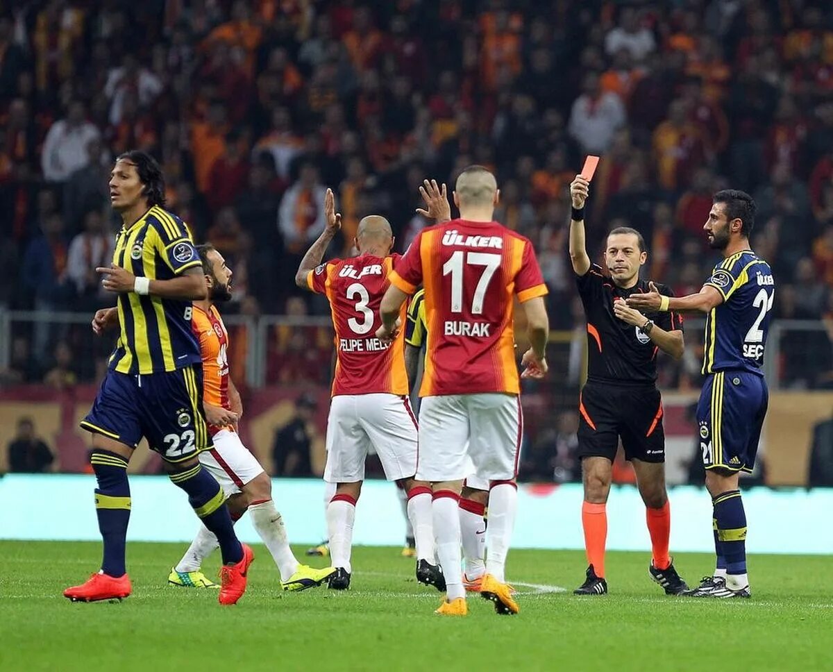 Gs mac canlı. Галатасарай Фенербахче. Fenerbahce Galatasaray. Фенербахче Галатасарай трибуны. Sneijder Fenerbahce.