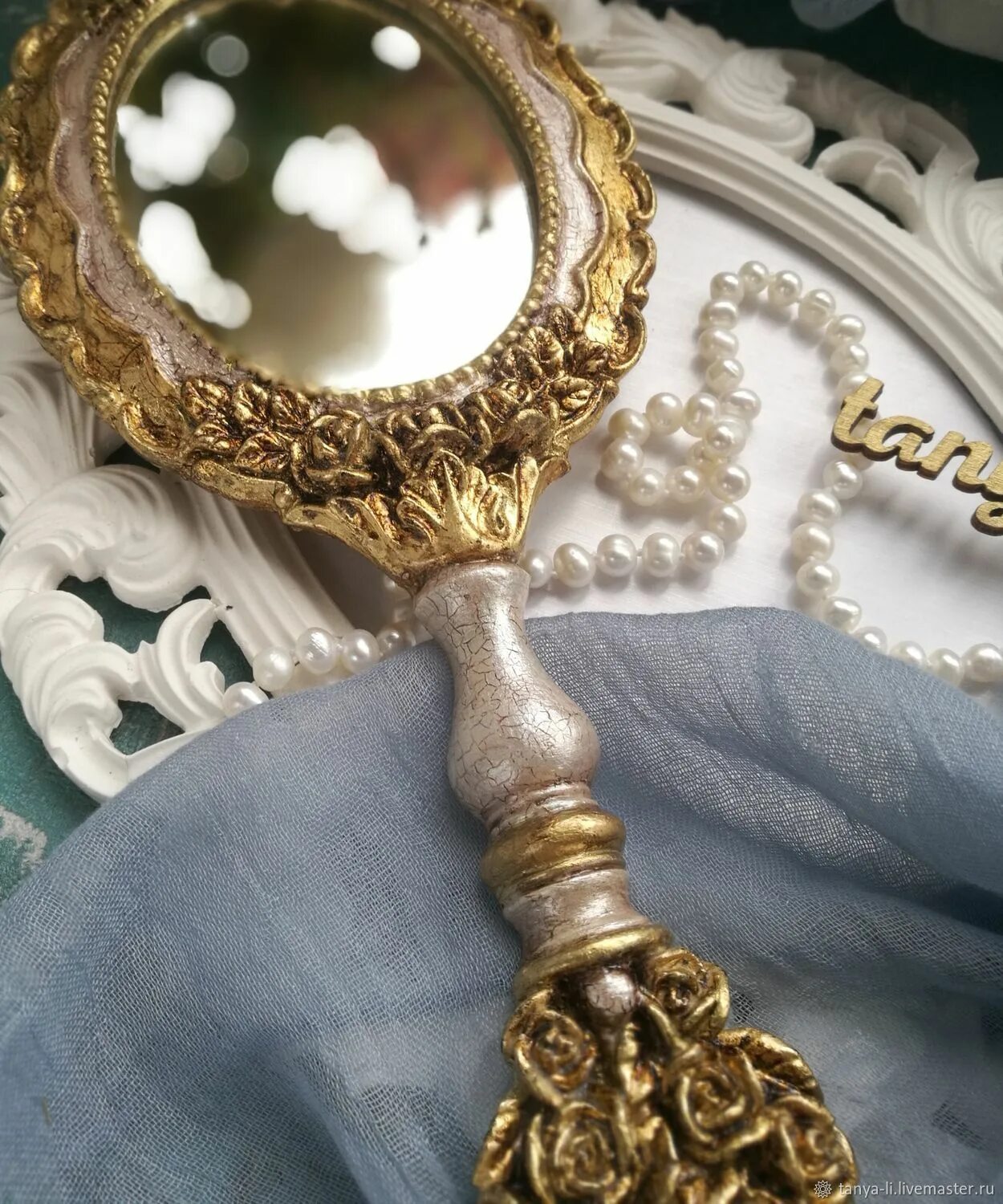 Зеркало ручное. Зеркало с ручкой винтажное. Винтажное ручное зеркало. Антикварное зеркальце.