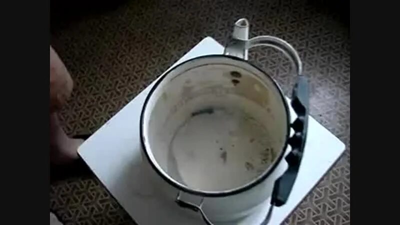 Эмалированный чайник накипь. Чайник от накипи лимонной кислотой электрочайник. чистка чайника лимонной кислотой. почистить эмалированный чайник от накипи. термос кипятить чайник кипятить.