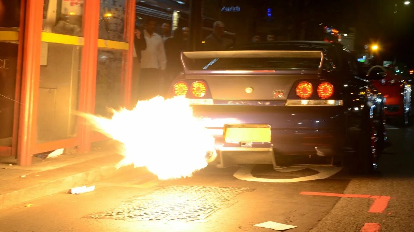 Skyline r34 пламя из выхлопа. Ниссан ГТР 35 огонь из выхлопа. Nissan GTR огонь из выхлопной трубы. Nissan Skyline Fire.
