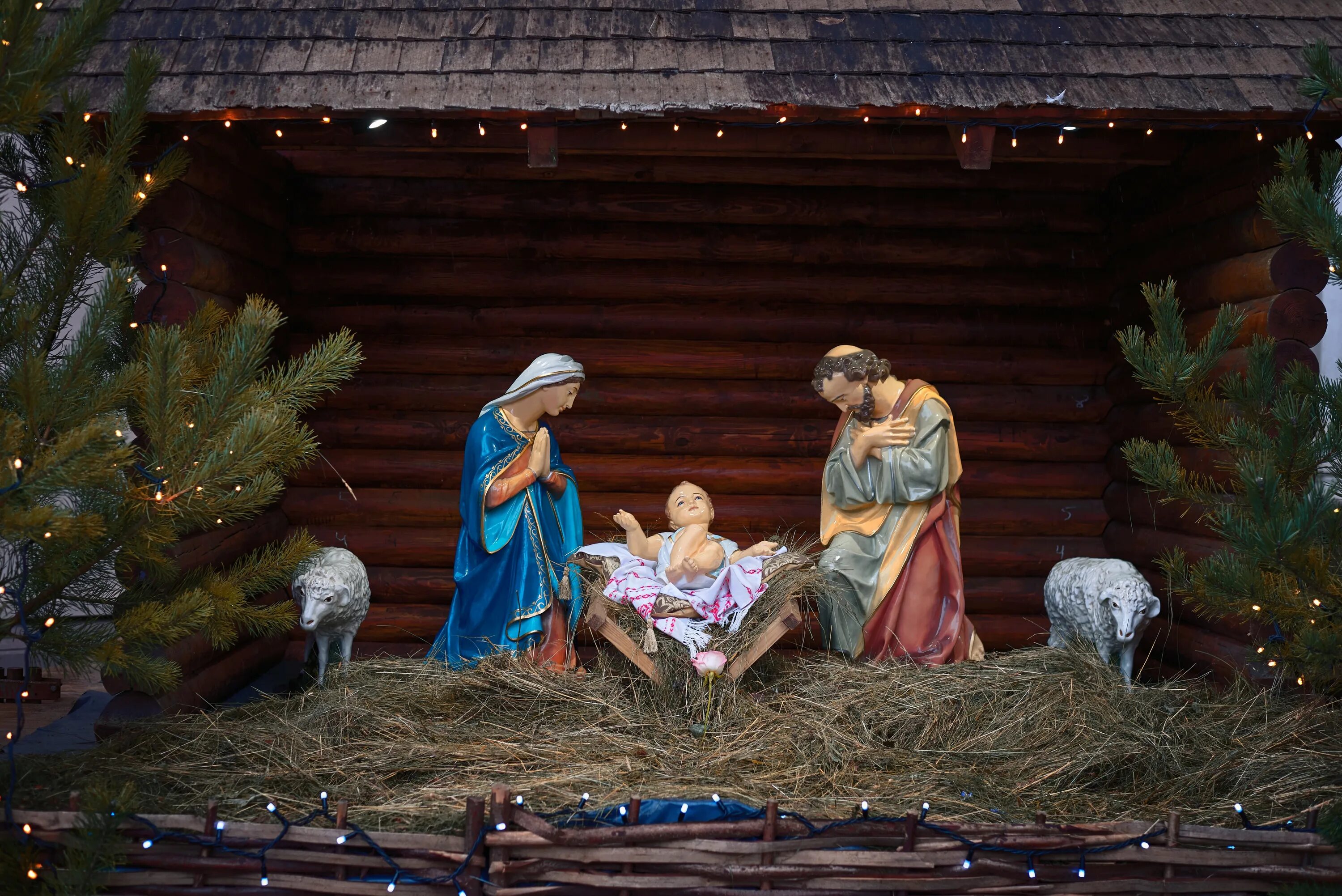 белоруссы рождество в храме. крутое фото рождество. дворец независимости бал 2022. новогодний минск. новогоднее украшение города.