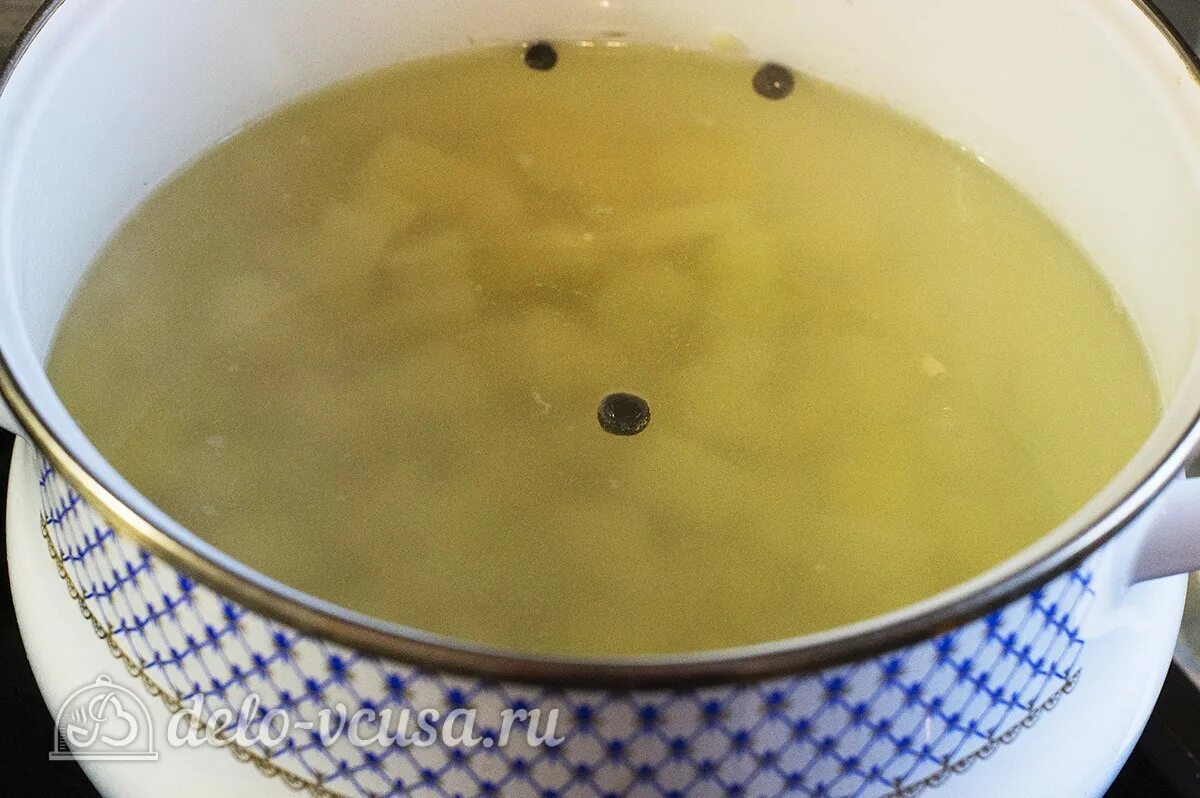 Картошка с бульоном. Картофельный бульон рецепт. Белые шарики в супе. Картошка с мясом в кастрюле с бульоном. Картошка с бульоном.