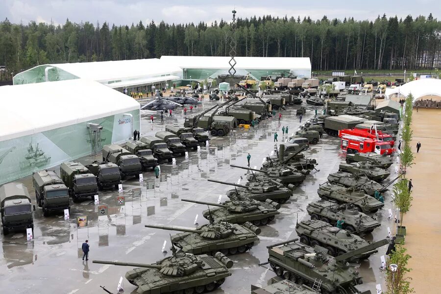 Servicewomen of the control brigade, located in the Moscow Region, always ensure