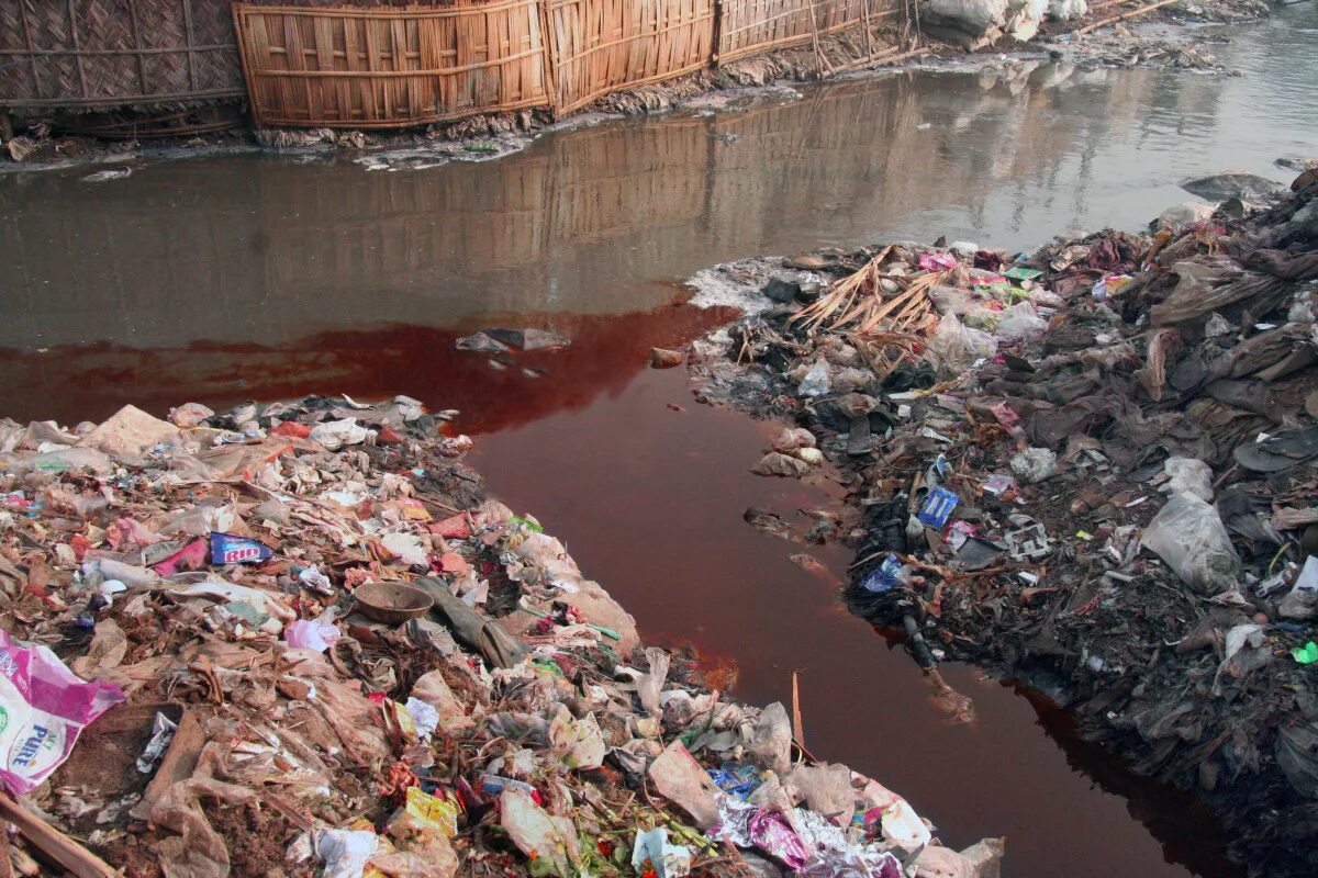 A lot of pollution. Промышленность загрязнение. Пластик загрязняет. Загрязнение пластиком. Механическое загрязнение.