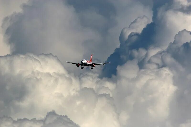 Самолет в тумане. Самолет в облаках. Туман на аэродроме. Туман в авиации. За пролетающим самолетом видна темная полоса