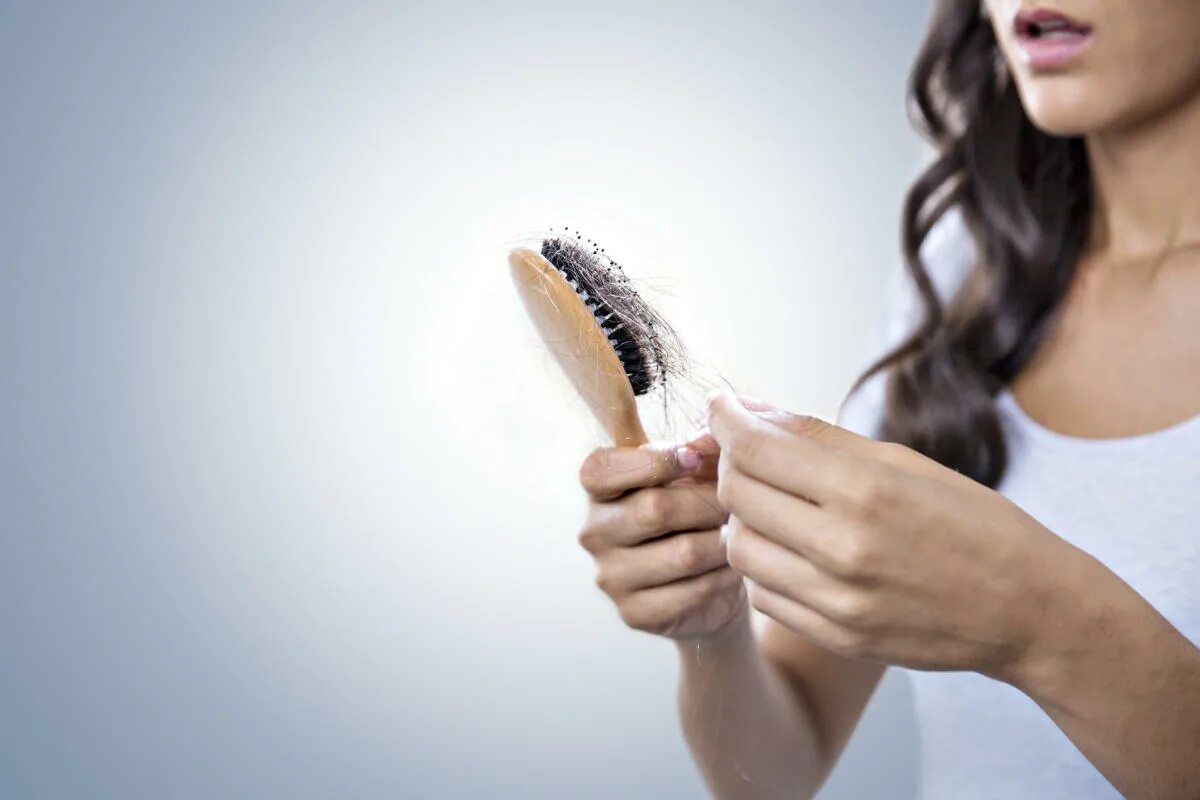 Расчесывать волосы. Hair loss prevention. Человек с выпадением волос. Выпадение волос у мужчин. Расческа для волос.