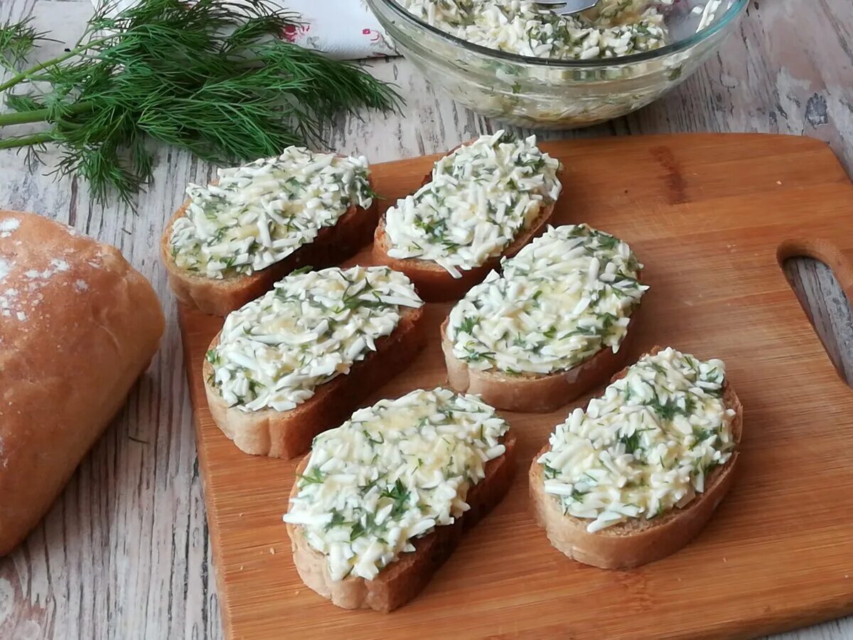 Бутерброды сыр с чесноком и яйцом. Бутерброды с плавным сыром. Бутерброды с плавленным сыром и чесноком. Вкусные бутерброды с плавленным сыром. Бутепробы с плавленым сыром.