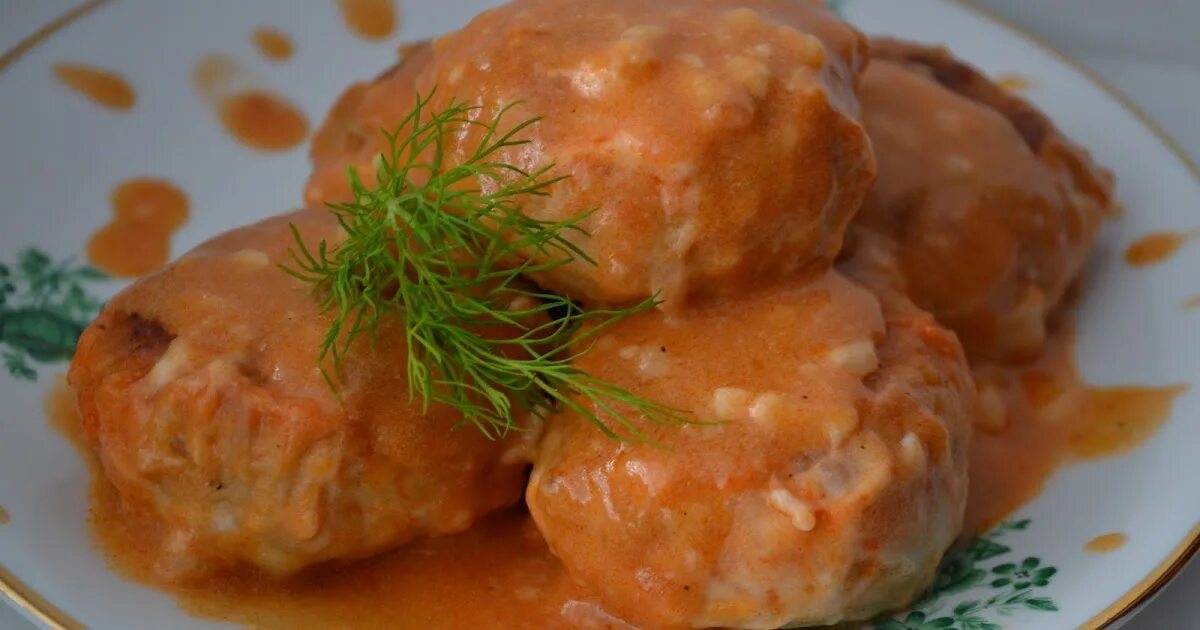 Тефтели с рисом с подливкой в духовке. Тефтели в томатном соусе на сковороде. Тефтели в томатном. Тушение тефтелей. Куриные тефтели в томатном соусе.