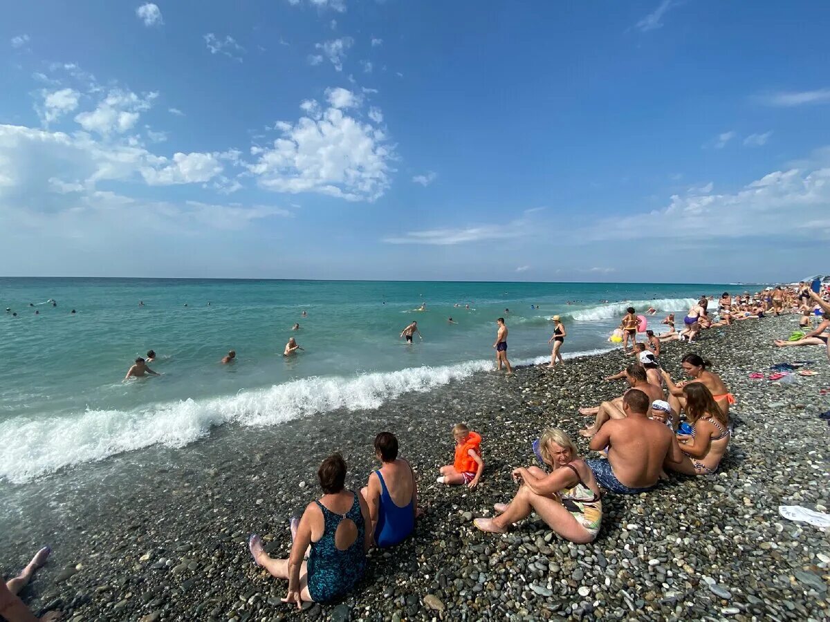 Есть ли летом поставить. Сочи Адлер черное море. Пляж Чайковский Адлер. Сочи пляж. Черноморское пляж.