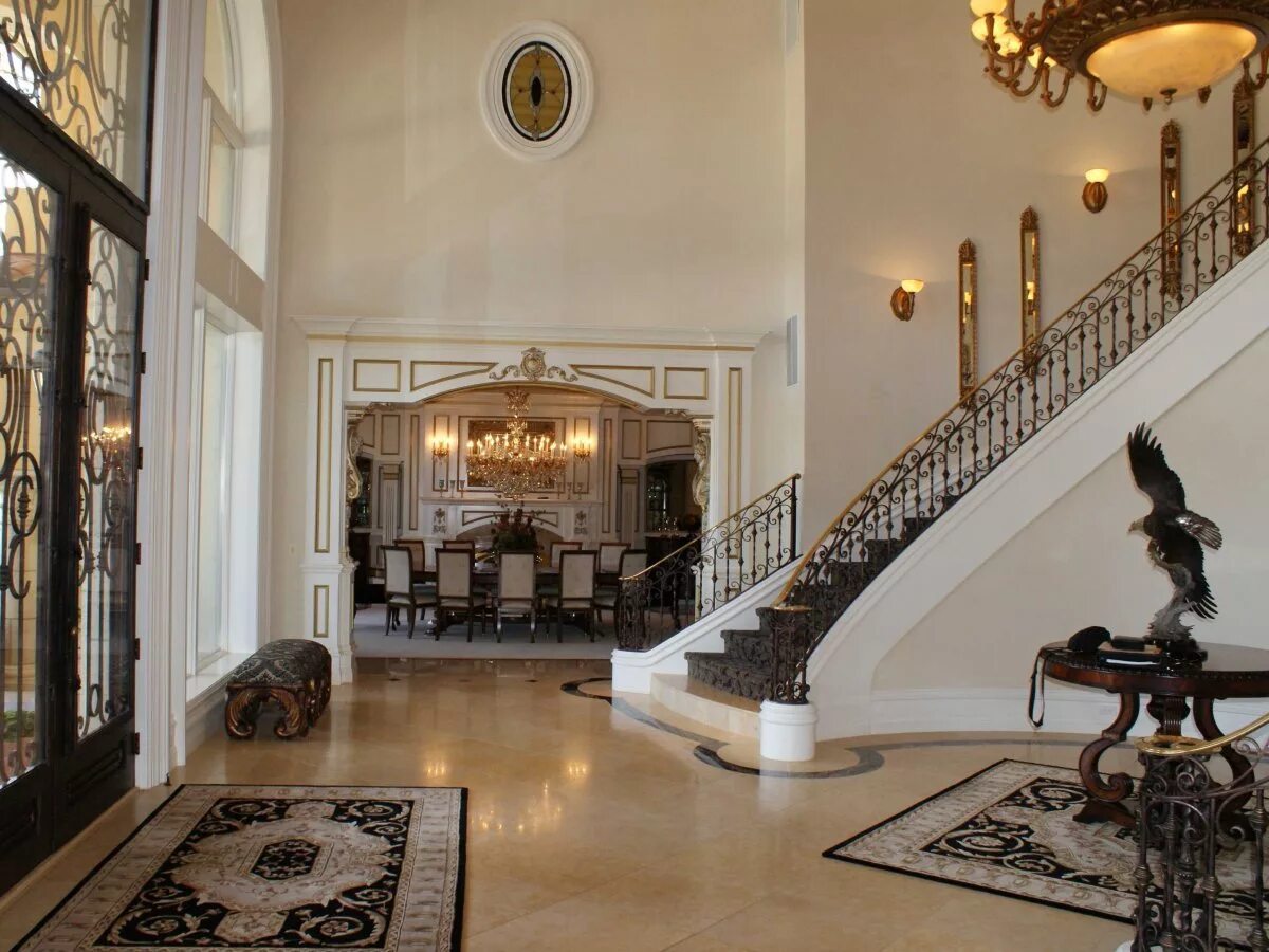 лестница в коттедже в особняке. двухэтажный холл. холл в особняке. самые красивые лестницы на 2 этаж. Foyer gallery god stalls.