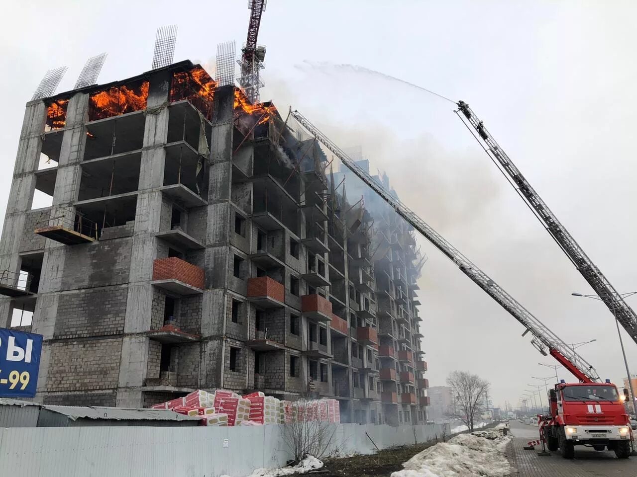 Этажи сгорел. Недостроенный дом. Пожар в многоэтажки в Самаре. Недострой Самара. Пожар в монолитном доме.