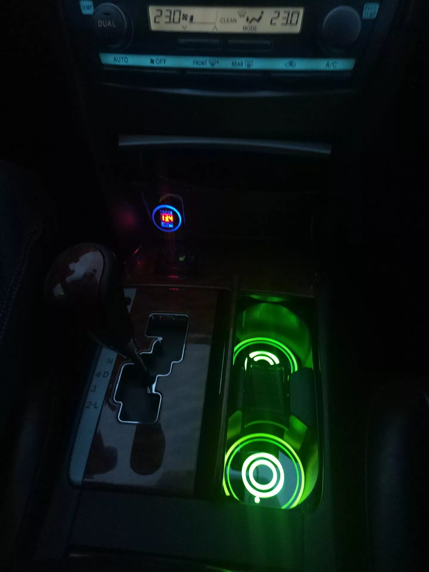Подсветка сама выключается. Подсветка ног камри 40. подсветка подстаканников toyota camry v70. подсветка подстаканников toyota camry v70 управление. подсветка подстаканников камри 70.