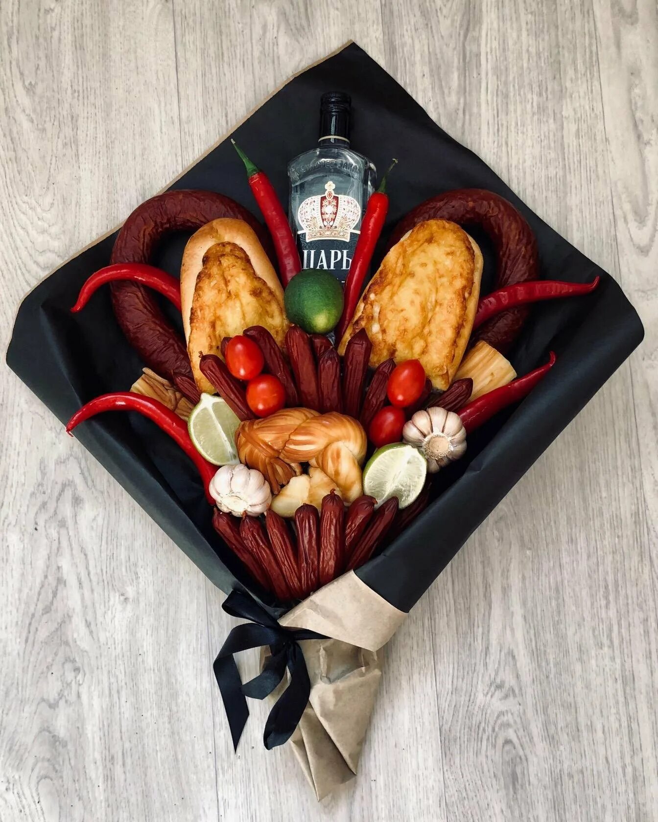 Подарочный букет для мужчины. Съедобные букеты для мужчин с коньяком. Букет с коньяком для мужчин. Мужской букет съедобный с коньяком. Вкусные букеты для мужчин.