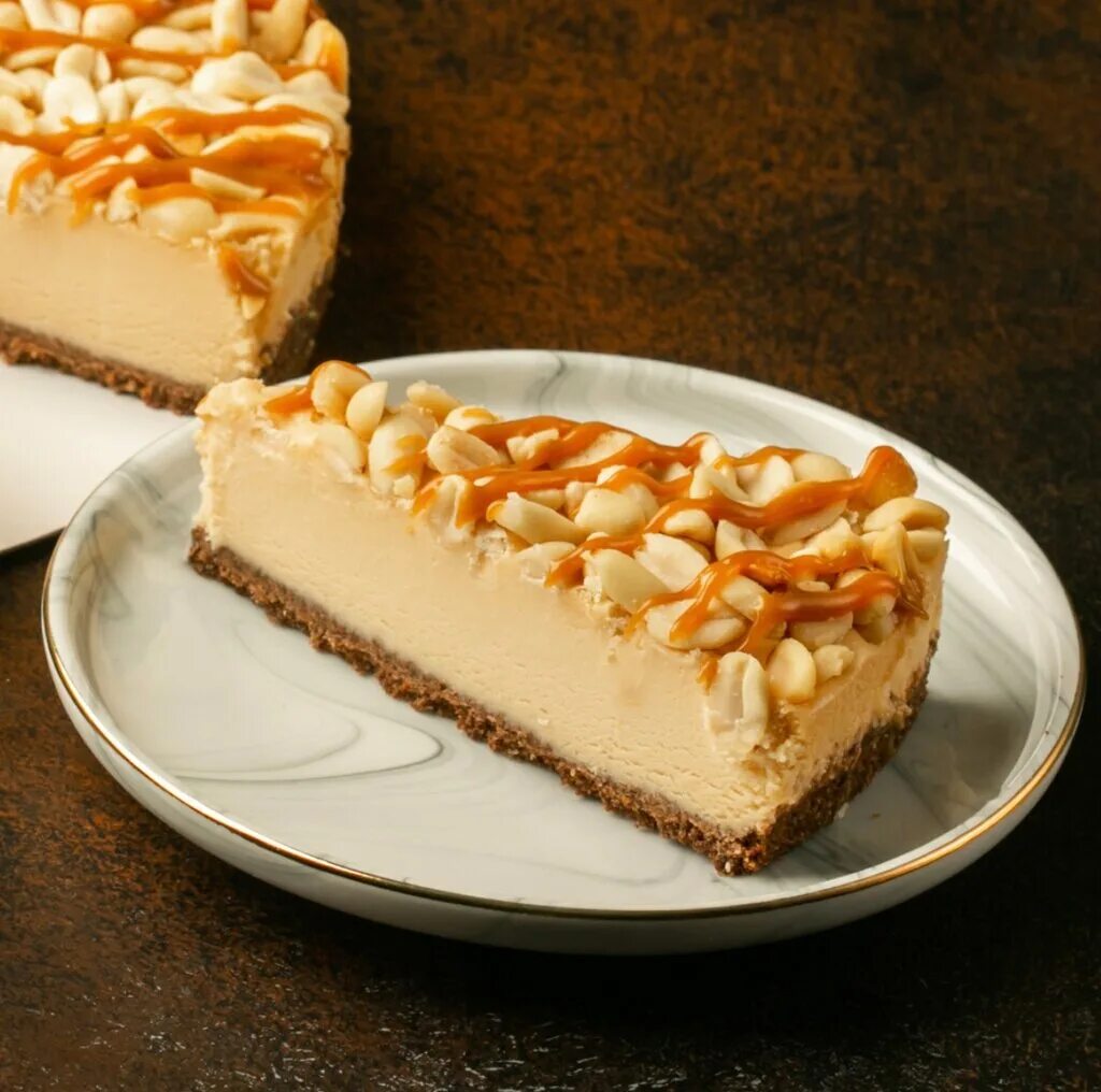 чизкейк с арахисом. карамельно арахисовый чизкейк. чизкейк карамельный с арахисом 1,2кг. чизкейк "арахисовый кранч". чизкейк карамельный с арахисом.