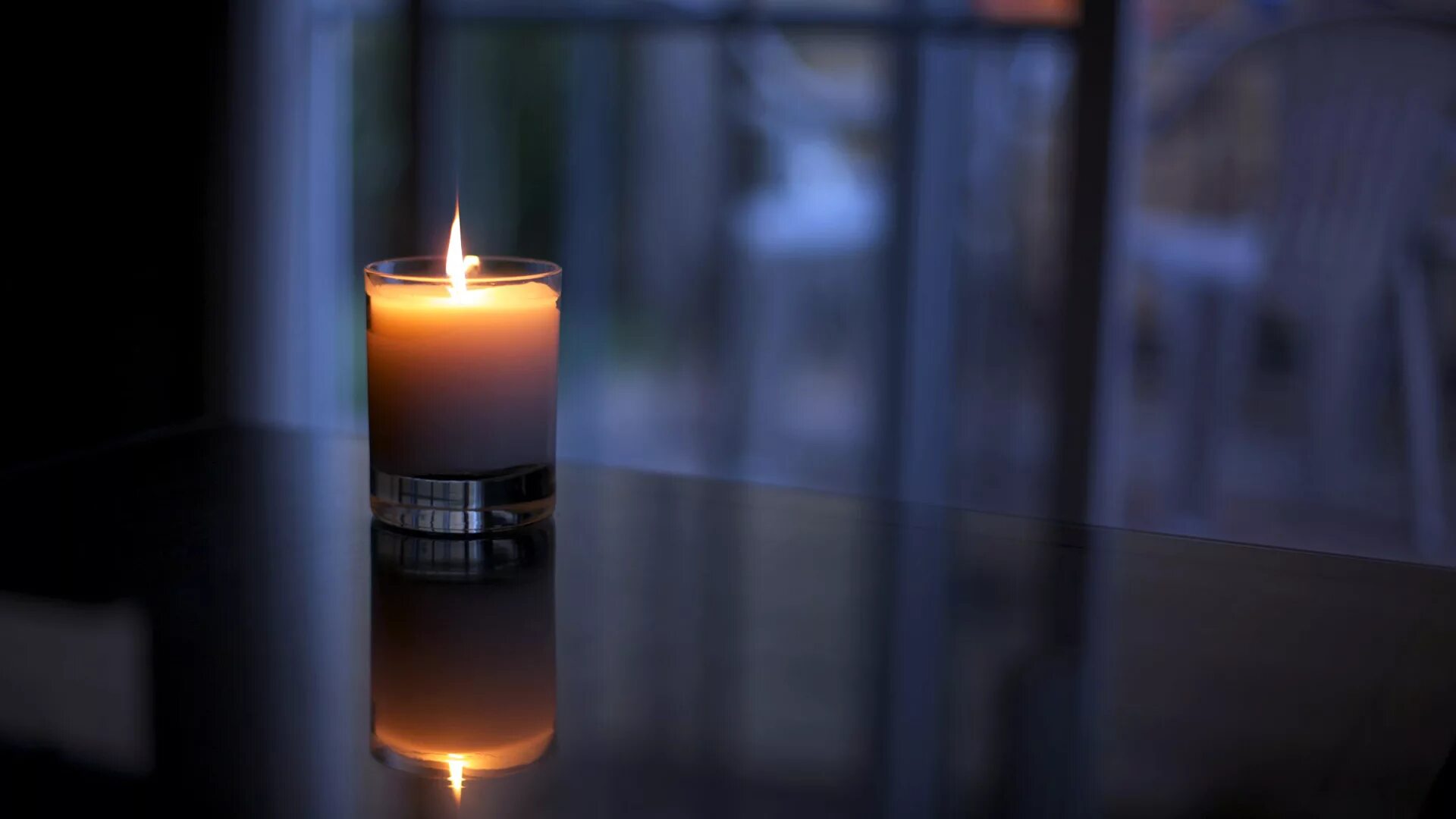 колыхание огня на свече. свечи на улице. романтические свечи для улицы.