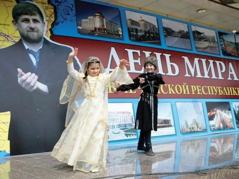 Чеченская республика классный час. Риу имени кунта-хаджи, грозный. Референдум в чечне 2003. День референдума в чеченской республике. Кунта хаджи мероприятие.