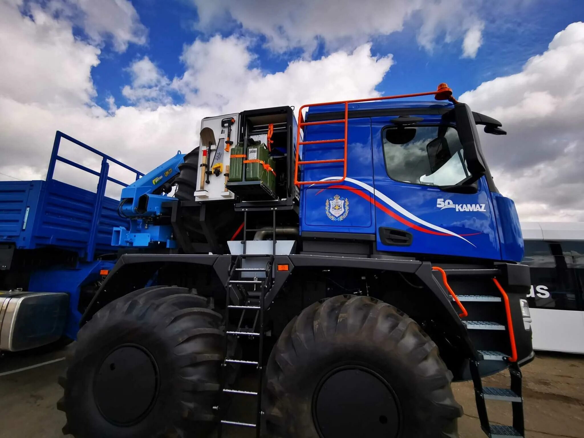 Камаз вездеход 8х8. Камаз 43118 бортовой. Камаз 6355 арктика. Автомобиль камаз вездеход. Камаз арктика 8*8.