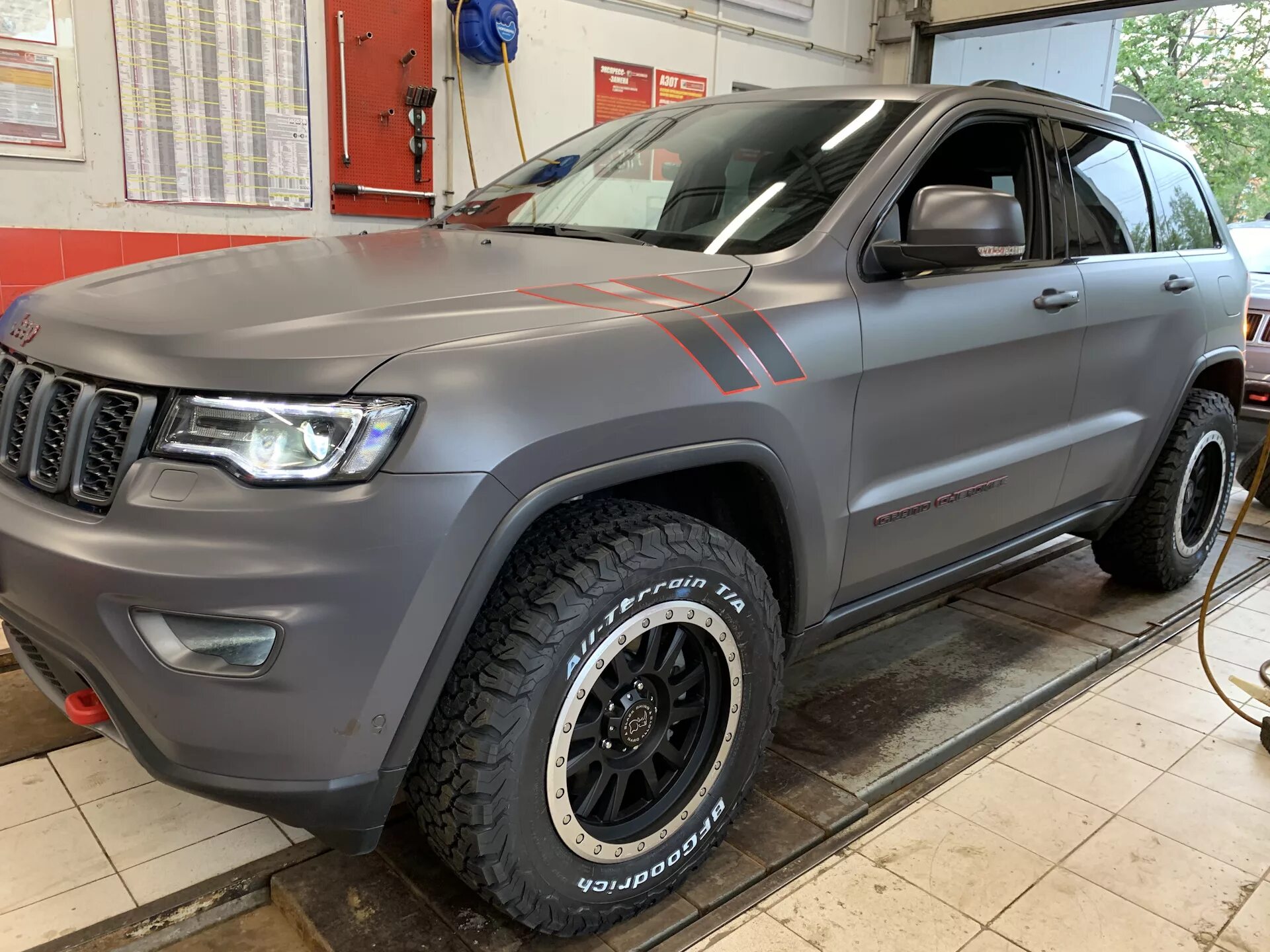 Диски на jeep grand cherokee 265 60 18. Jeep grand cherokee r20. Grand cherokee zj резина 255. Jeep grand cherokee zj колеса. Jeep grand cherokee zj r18.