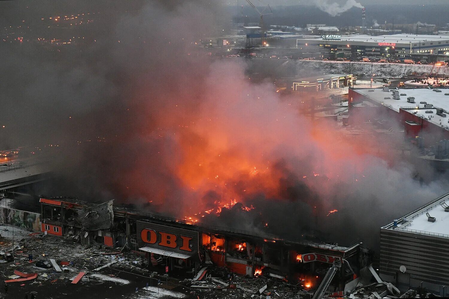 Оби мега Химки пожар. ТЦ мега Химки пожар. Взрыв Obi в Химках. Пожар в торговом центре Химки.