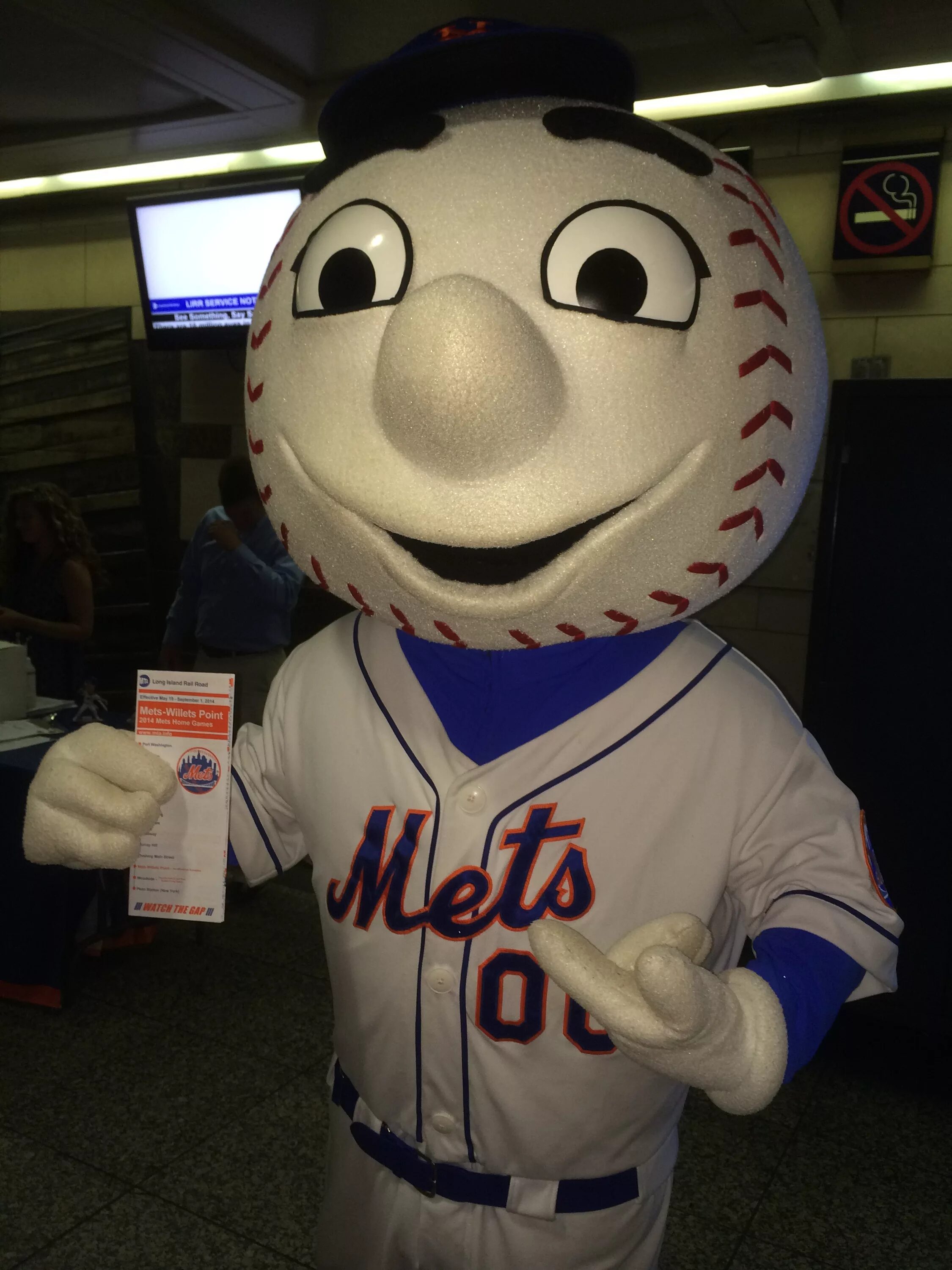 Mr met 2. Мистер Маскот. Мистер Mets Mascot first. Человек Мистер Маскот. Маскот it озона.