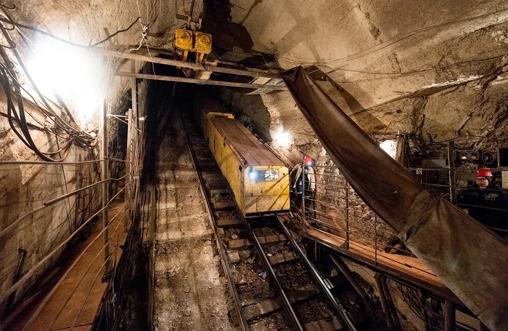 Добыча железной руды в шахте. Архитская угольная шахта. Глубина подземных рудников. Глубина подземных рудников. Ленточный конвейер уралкалий.