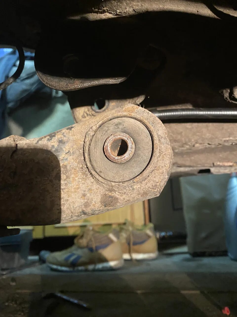 Сайлентблоки задней балки 2170. Задние сайлентблоки приоры. Сальные блоки на задней балки приора. Сайлентблоки ваз приора. Сайлентблоки задней балки ваз 2112.