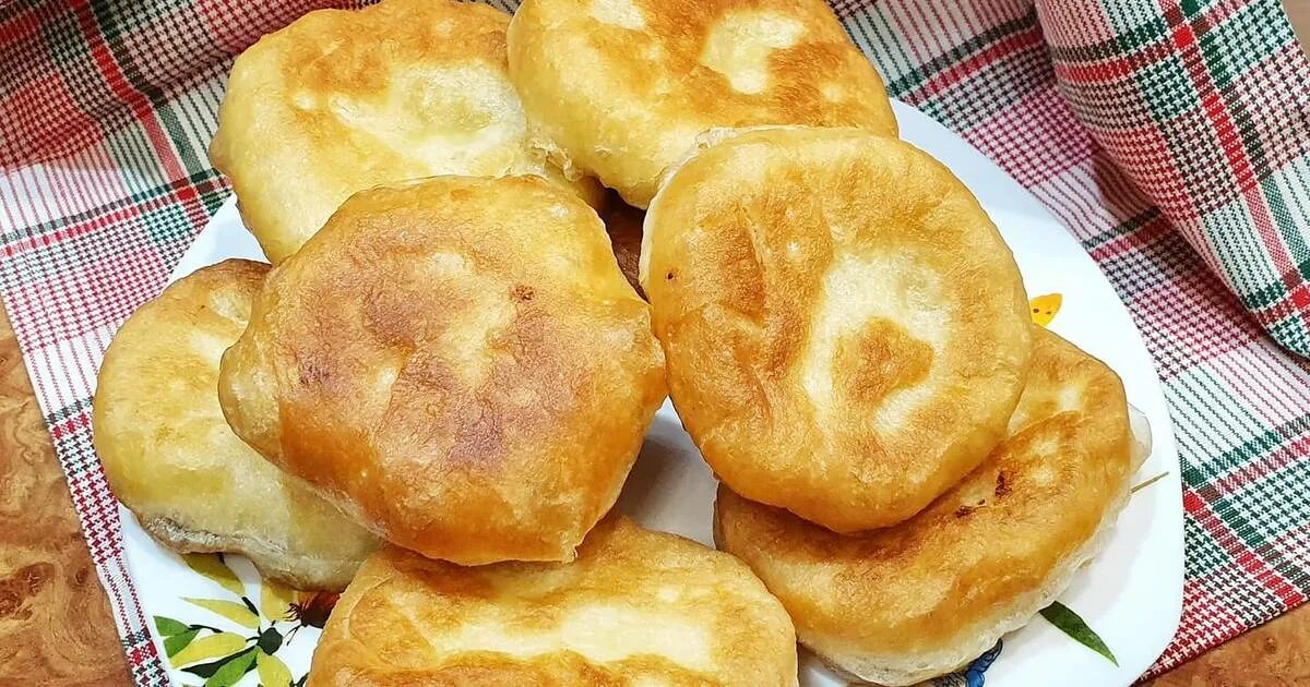 Постное тесто для жареных. Постное тесто для жареных. Постные пирожки с картошкой. Пирожки печеные из дрожжевого теста. Пирожки с картошкой жареные.