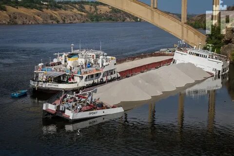 Караван барж груженных лесом прошел под мостом