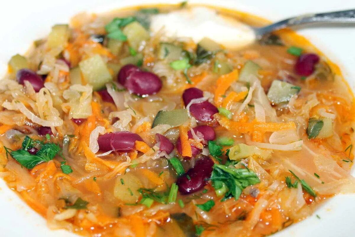Рецепт супа солянки с капустой. Солянка с квашеной капустой. фасолевый суп с капустой. тушеная капуста с фасолью. фасолевый суп с квашеной капустой.