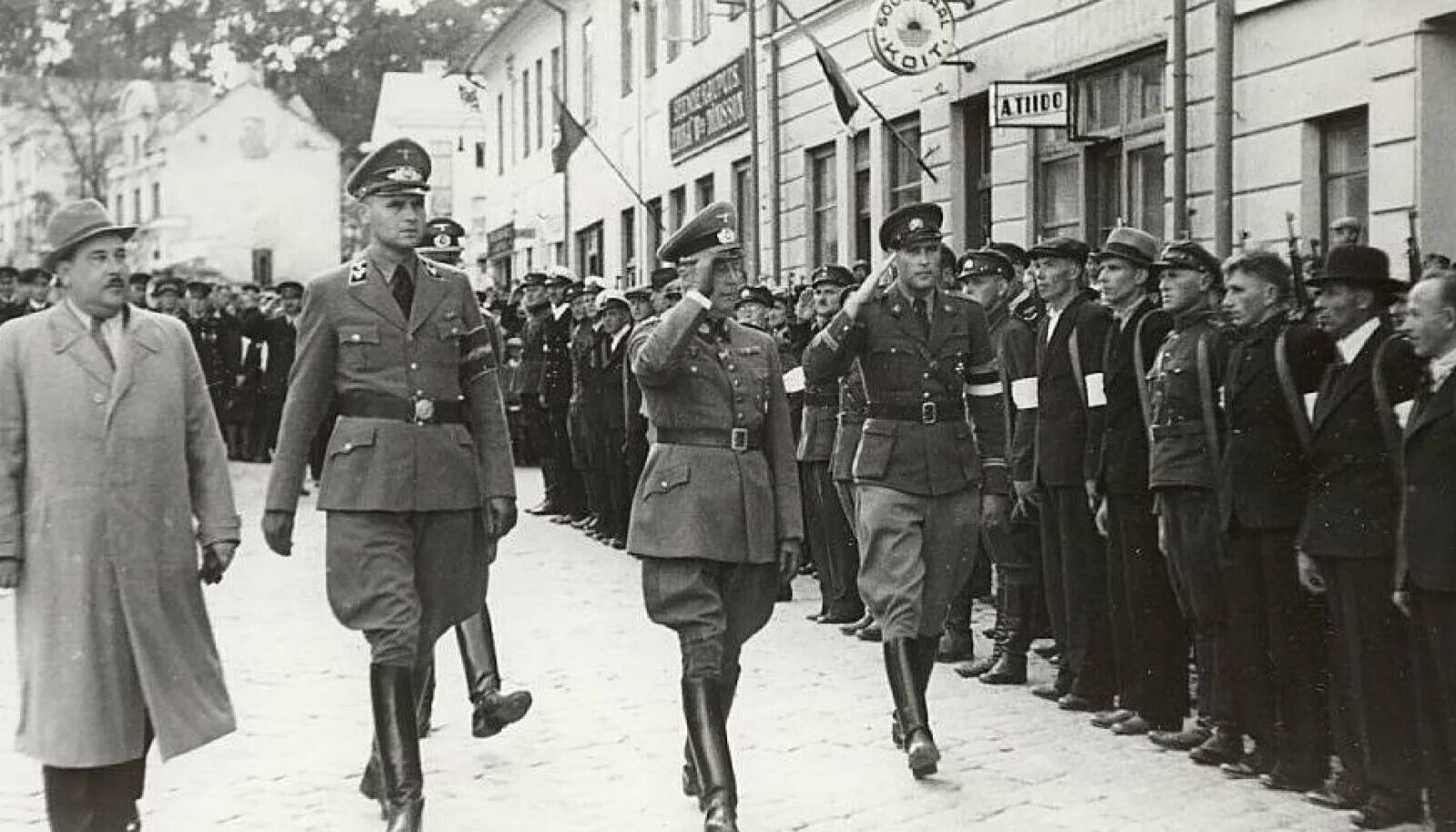 Фашисты в Таллине 1941. Зверства в Эстонии пособников фашизма в 1941 году. Немцы в Эстонии 1941. Омакайтсе в Эстонии.